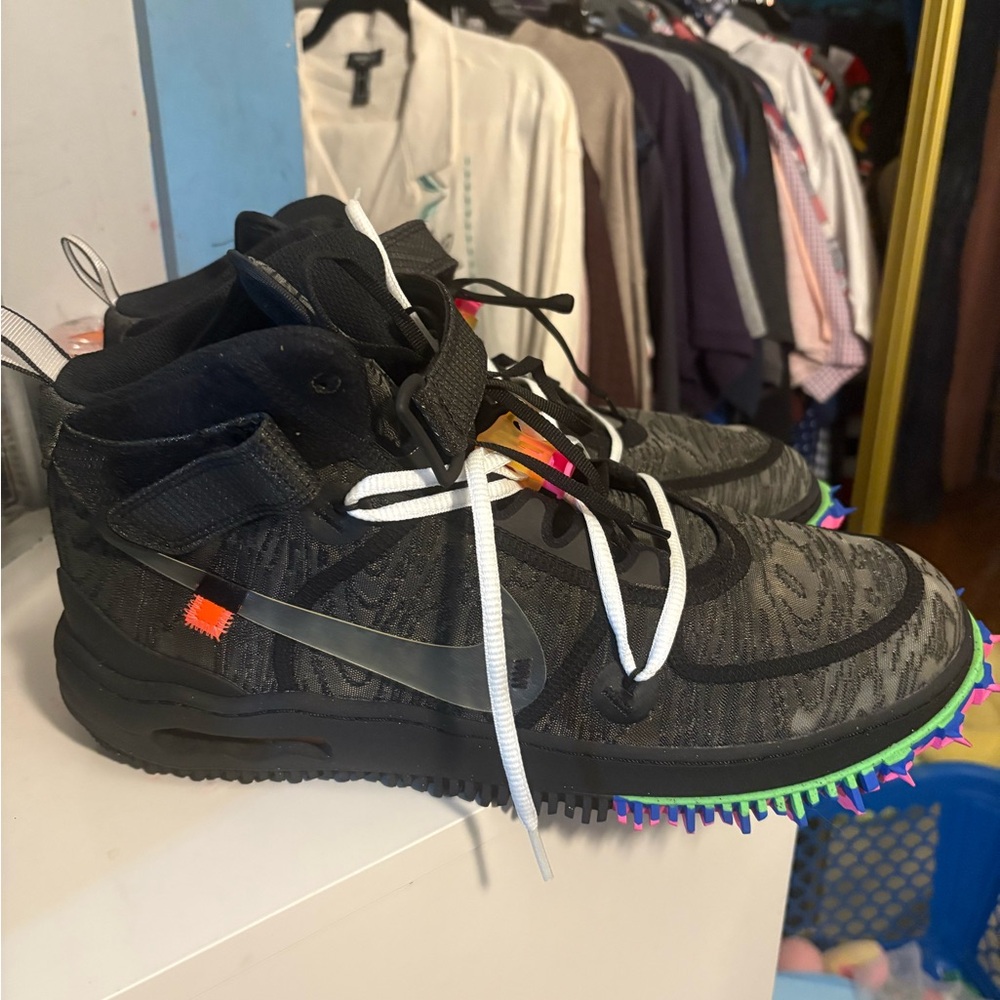 Nike Black Sneakers with Multicolor Sole